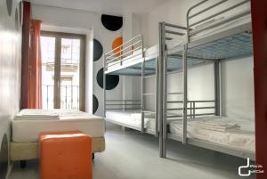 Двох'ярусне ліжко або двоярусні ліжка в номері Albergue Revolutum Hostel