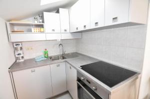 Kuchyňa alebo kuchynka v ubytovaní Apartment Helen