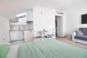 een keuken en een woonkamer met een bank en een tafel bij Apartment Helen in Ičići