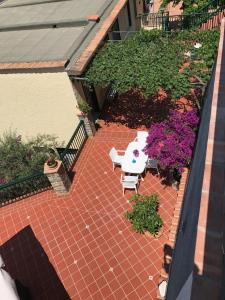 アニョーネにあるDs House Cilento Coastのテーブルと花のあるパティオの上から見渡せます。
