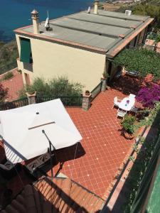 アニョーネにあるDs House Cilento Coastのパティオ(屋上に白いテーブルと椅子付)