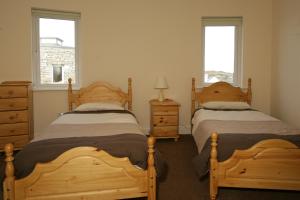 En eller flere senge i et værelse på Downings Coastguard Cottages - Type B-E