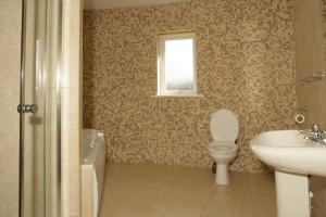 Ванная комната в Downings Coastguard Cottages - Type B-E