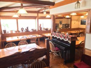 屋久島にある民宿屋久島　のピアノ付きのレストラン