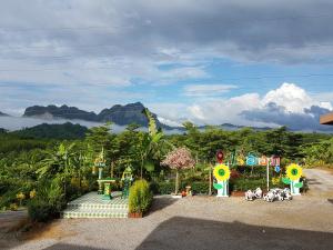 een park met uitzicht op een berg bij Rai Eingpu in Ban Tha Khun