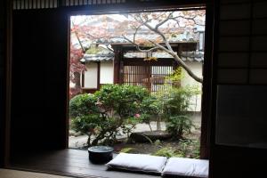 Una puerta con vistas al jardín en HARUYA Naramachi, en Nara