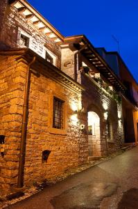 un viejo edificio de ladrillo con luces en el costado. en Bed And Breakfast Pa' Carrera, en Fragneto Monforte