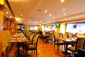 En restaurang eller annat matställe på Surabaya Suites Hotel Powered by Archipelago