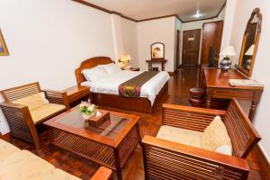 Pokój hotelowy z łóżkiem i biurkiem w obiekcie Mekong Hotel w mieście Wientian