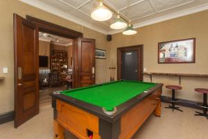 una sala de estar con una mesa de billar. en Southern Railway Hotel Goulburn, en Goulburn