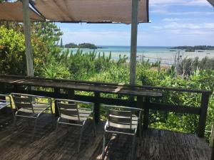 una mesa y sillas con vistas al océano en Minami Onna Tropical en Onna