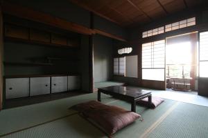 sala de estar con mesa y ventana grande en HARUYA Naramachi, en Nara