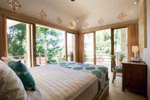 Postel nebo postele na pokoji v ubytování CASA MIMBA - Seaview Private Pool Villa Padangbai
