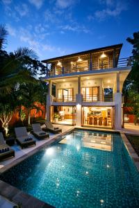 una vista exterior de una casa con piscina en CASA MIMBA - Seaview Private Pool Villa Padangbai, en Padangbai