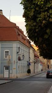 un edificio al lado de una calle en Duna Panzió en Győr
