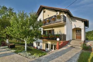 una casa con balcone fiorito di Apartments Božić a Grabovac