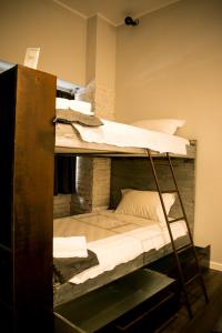ein paar Etagenbetten in einem Zimmer in der Unterkunft Hostel Trastevere in Rom