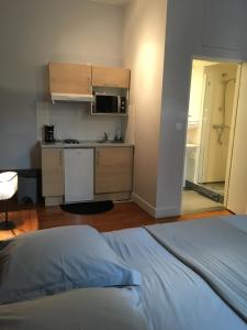 a bedroom with a bed and a small kitchen at La Villa Esponda in Saint-Jean-Pied-de-Port
