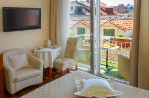 Postel nebo postele na pokoji v ubytování Royal Suites + 37 fotografií