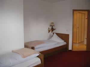 Postel nebo postele na pokoji v ubytování Alpenhotel Allgäu