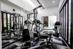 - une salle de sport avec tapis de course et machines elliptiques dans l'établissement Aruntara Riverside Boutique Hotel -SHA Extra Plus, à Chiang Mai