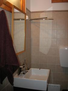 een badkamer met een wastafel en een spiegel bij Apartment Next to the Sea in Poseidonia in Posidhonía