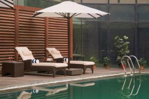 Bazén v ubytování Savoy Suites Greater Noida nebo v jeho okolí