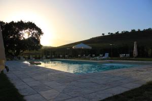 una piscina con puesta de sol en el fondo en Agriturismo Borgo Umbro, en Costacciaro