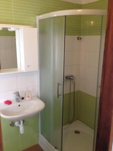 Ett badrum på Apartments Dubravka