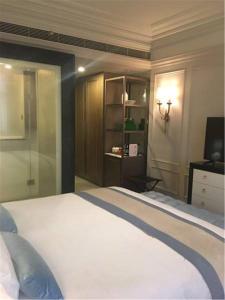 سرير أو أسرّة في غرفة في Golden Tulip New Asia Hotel The Bund Shanghai