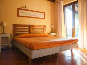 una camera con un grande letto con un cartello sul muro di Casalventodimare e Tramontana a Montalto di Castro