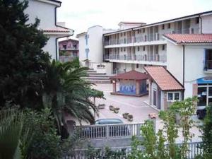 vistas a un edificio con aparcamiento en Aquamarine Residence, en Davoli