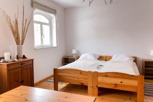 A bed or beds in a room at Gästehaus Schloss Plaue