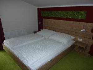 ヴェステンドルフにあるApartment Christophのレンガの壁のベッドルーム1室(大型ベッド1台付)