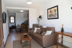 uma sala de estar com um sofá e uma mesa em El Cardeo em La Revilla