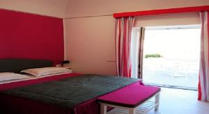 Un dormitorio con una cama y una ventana grande. en Il Miracolo, en Maiori