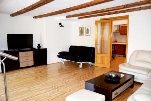 un soggiorno con un divano e una TV di Contessa Central Apartment a Cluj-Napoca