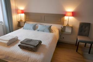 Un pat sau paturi într-o cameră la Domaine d'Adon