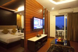 TV a/nebo společenská místnost v ubytování Suvarnabhumi Suite Hotel