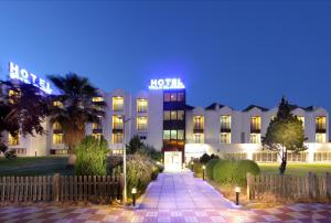 un hotel con luces en la parte delantera en Hotel Villa Blanca, en Albolote