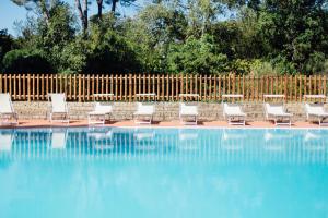 The swimming pool at or close to Residence Renaione