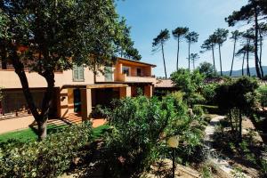 A garden outside Residence Renaione