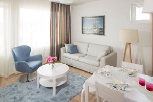Holiday Club Caribia Superior Apartments في توركو: غرفة معيشة مع أريكة وطاولة