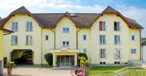 a large white building with a lot of windows at Hotel Restaurant Müllner in Marz