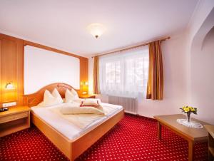 Llit o llits en una habitació de Smaragdhotel Tauernblick