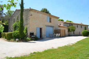 eine Außenansicht eines Hauses mit Auffahrt in der Unterkunft Campagne Chastel in Aix-en-Provence