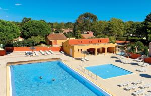 Vista sulla piscina di Hôtel Goélia Argelès Village Club o su una piscina nei dintorni