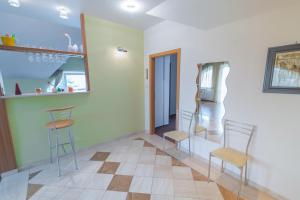een eetkamer met 3 stoelen en een glazen tafel bij Apartmán Relax in Smižany