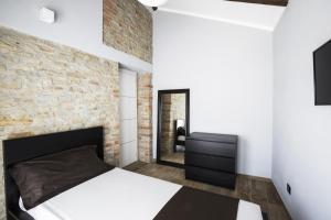 Postel nebo postele na pokoji v ubytování Villa Barbero Alba Langhe + 37 fotografií
