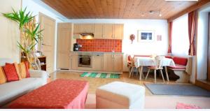 ein Wohnzimmer mit einer Küche und einem Esszimmer in der Unterkunft Gastehaus Wolf in Bach